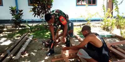 Keakraban TNI-Rakyat, Babinsa Bantu Pembuatan Kusen Pintu Rumah Pastori