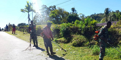 Bersama Jalin Kemanunggalan, Babinsa dan Warga Gotong-Royong Bersihkan Bahu Jalan