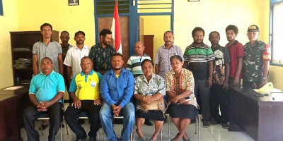 Babinsa Beserta Perangkat Kampung Fanindi Terima Kunker Staf Distrik Supiori Selatan