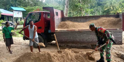 Ringankan Pekerjaan Warga Binaan, Babinsa Bantu Naikkan Pasir ke Truk