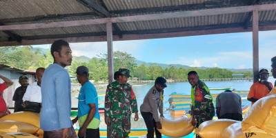 Babinsa dan Bhabinkamtibmas Bantu Dinas Kesejahteraan Rakyat Distribusikan Beras Bantuan
