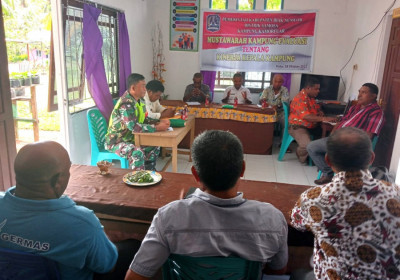 Dukung Kemajuan Pembangunan di Kampung Kamorfuar, Babinsa Hadiri Musrenbang Desa