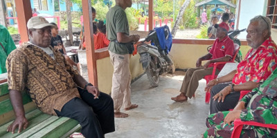 Bersama Warga Desa Kornasoren, Babinsa Jalin Komunikasi Sosial 