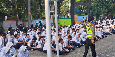 Polisi Sosialisasi Keselamatan Berlalu lintas dan Kenakalan Remaja di Sekolah