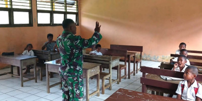 Tumbuhkan Semangat Patriotisme Sejak Dini, Babinsa Berikan Wasbang kepada Murid SD