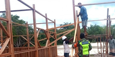 Babinsa Bersama Masyarakat Karya Bakti Membangun Rumah Tradisional