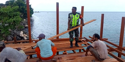 Jelang Pembukaan STC, Babinsa Koramil Biak Kota Bantu Warga Buat Panggung