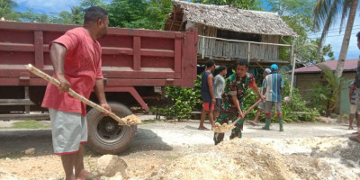 Wujud Kepedulian, Babinsa Posramil Warsa Bantu Warga Bangun Gereja