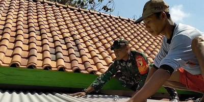 Babinsa Koramil Bakung Gelar Gotong Royong Rehab TK PKK Desa Pulerejo