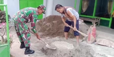 Bantu Pembangunan di Wilayah Binaan, Babinsa Koramil Wates Terjun Langsung ke Lapangan