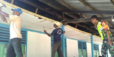Posramil 1708-01/Biak Timur Bersama Masyarakat Rehab Plafon Gereja