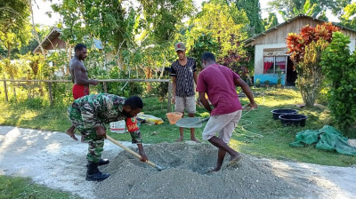 Babinsa Bantu Warga Binaan Karya Bakti di Desa Yembepon