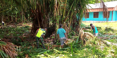 Jaga Kebersihan Tempat Ibadah, Babinsa dan Warga Gotong-Royong Bersihkan Halaman Gereja