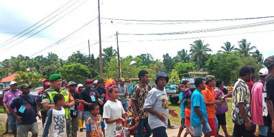 Babinsa Dampingi Penjemputan Jemaat PKB Tamu Raya di Kampung Darfuar