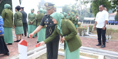 Korem 052/Wkr Lakukan Upacara Tabur Bunga di Taman Makam Pahlawan 