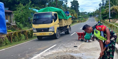 Perbaiki Akses Jalan, Babinsa dan Warga Cor Jalan Berlubang