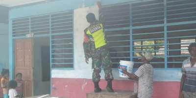 Babinsa Numfor Karya Bakti Bersama Masyarakat Pengecatan SD YPK Yenburwo