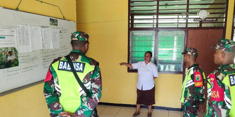 Sinergitas TNI Komsos Bersama Pegawai Distrik Biak Barat di Kampung Yomdori