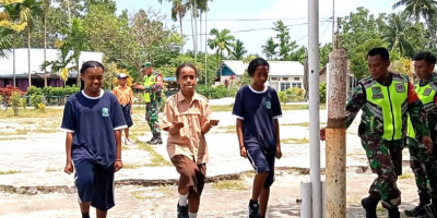 Babinsa Koramil Numfor Melatih Siswa-Siswi SMPN 1 Numfor Jadi Petugas Upacara
