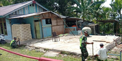 Babinsa Bantu Pemasangan Boplang Pondasi Rumah Warga Kampung Kajasi