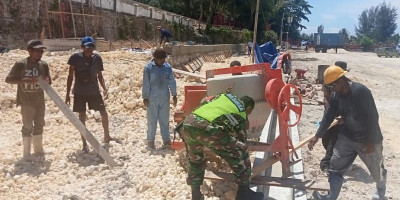 Koramil Biak Kota Bantu Warga Pindahkan Mesin Molen di Kampung Samau