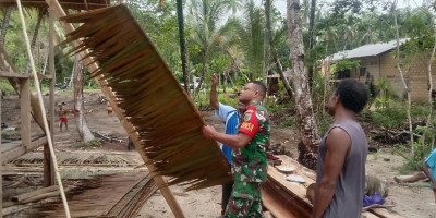 Kepedulian Babinsa Hadir Bersama Masyarakat Membuat Rumah Adat