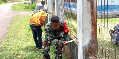 Jaga Kerapian dan Keindahan, Babinsa Bantu Pengecatan Pagar Kantor Distrik Biak Utara
