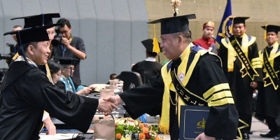 Kepala Bakamla RI Sandang Gelar Doktor, Hingga Predikat Cum Laude