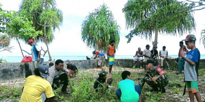 Babinsa Bersama Warga Bersihkan Pesisir Pantai Kampung Sorendiweri