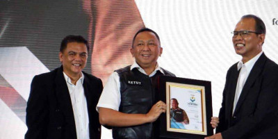 Kapuspenkum Dr. Ketut Sumedana Meraih Penghargaan Indonesia Public Relations Top Leader Awards 2023