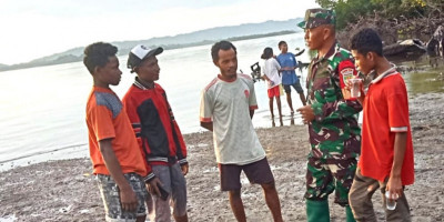 Menjalin Keakraban, Babinsa Komunikasi dengan Pemuda Kampung Warbefondi