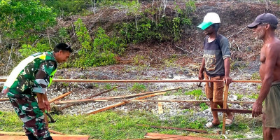 Sambut Presiden RI, Babinsa dan Masyarakat Buat Pagar Sepanjang Jalan Kampung Binyery