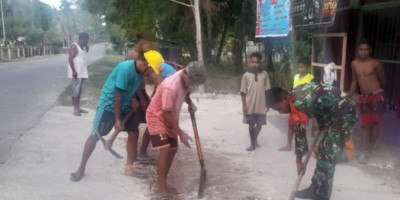 Posramil 1708-01/Biak Timur Bantu Warga Timbun Pipa Air Bersih