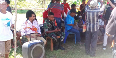 Babinsa Dampingi Prosesi Pengantaran Mas Kawin di Wilayah Binaan