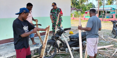 Babinsa Bantu Masyarakat Pembuatan Pakaian Adat di Kampung Karnasoren