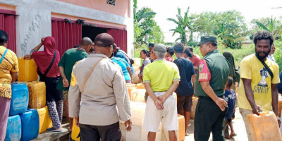 Antre Minyak Tanah, Babinsa Beri Rasa Aman dan Tertib kepada Warga Kampung