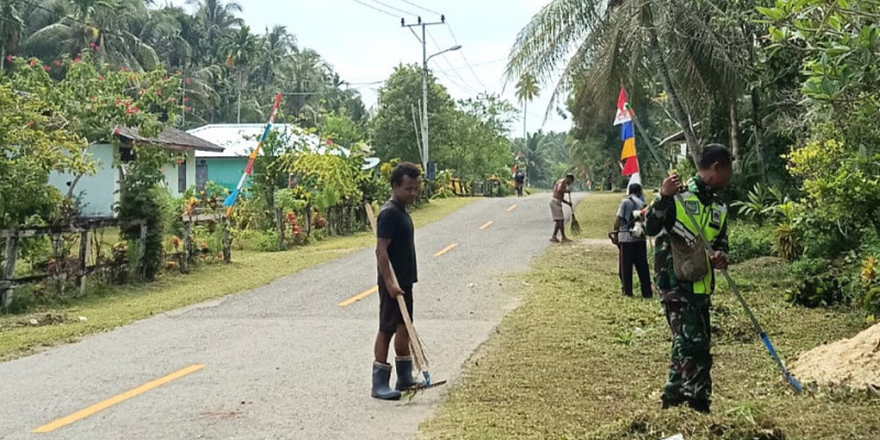 Manunggalan TNI-Rakyat, Babinsa Bantu Bersihkan Rumput dan Sampah