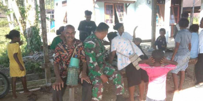 Babinsa Koramil 1708-05/Numfor Komsos dengan Warga Kampung Pakreki