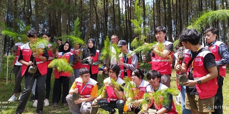 Mahasiswa Universitas Bina Nusantara Bandung Lakukan Tanam Bersama di Wisata Geger Bintang Matahari Lembang