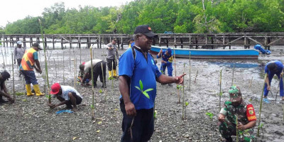 Sambut HUT Polairud, Babinsa Bakti Sosial Bersama Warga Warbefondi Tanam Mangrove