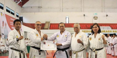 Letjen TNI Nyoman Cantiasa Dapat Dan Kehormatan dari PP INKAI saat Latihan Para Master Karate 