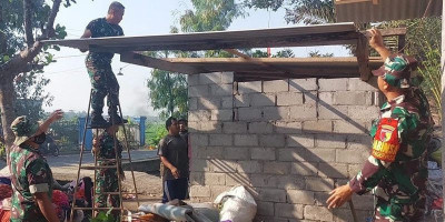 Anggota Koramil Kesamben Bantu Perbaiki Rumah Warga Binaannya