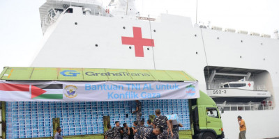 TNI AL Berangkatkan Bantuan Makanan dan Minuman Produk Indonesia untuk Warga Palestina