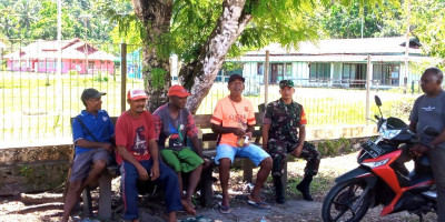 Jaga Hubungan Baik TNI-Warga, Babinsa Sambangi Kampung Maniri