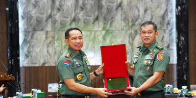Panglima TNI Jenderal TNI Agus Subiyanto Serah Terimakan Risalah Kasad