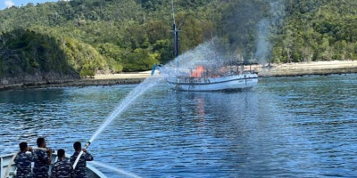 TNI AL Bantu Padamkan Kebakaran Kapal KLM Indosiren di Papua