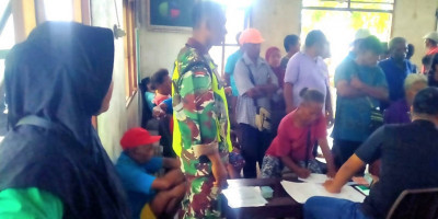 Babinsa Dampingi Penyaluran BLT Bansos dan PKH di Wilayah Binaan