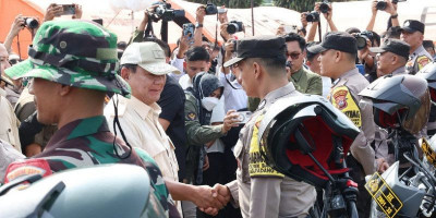 Menhan Prabowo Beri Santunan ke Korban Erupsi Gunung Marapi di Kabupaten Agam