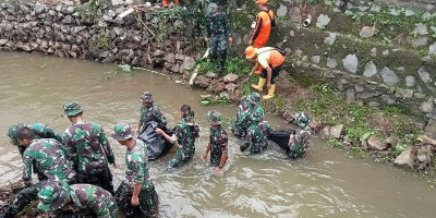 Korps Baret Merah Bersihkan Aliran Sungai Ciliwung untuk Antisipasi Banjir