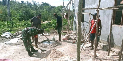 Keakraban TNI Bersama Rakyat, Babinsa Bantu Warga Bangun Rumah